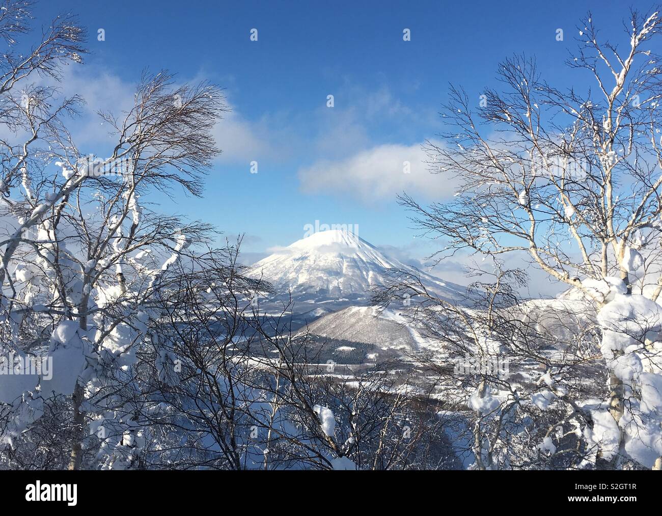 Mt Yotei Vulkan im Schnee, Hokkaido, Japan - Smartphone-aufgenommenes Stockfoto