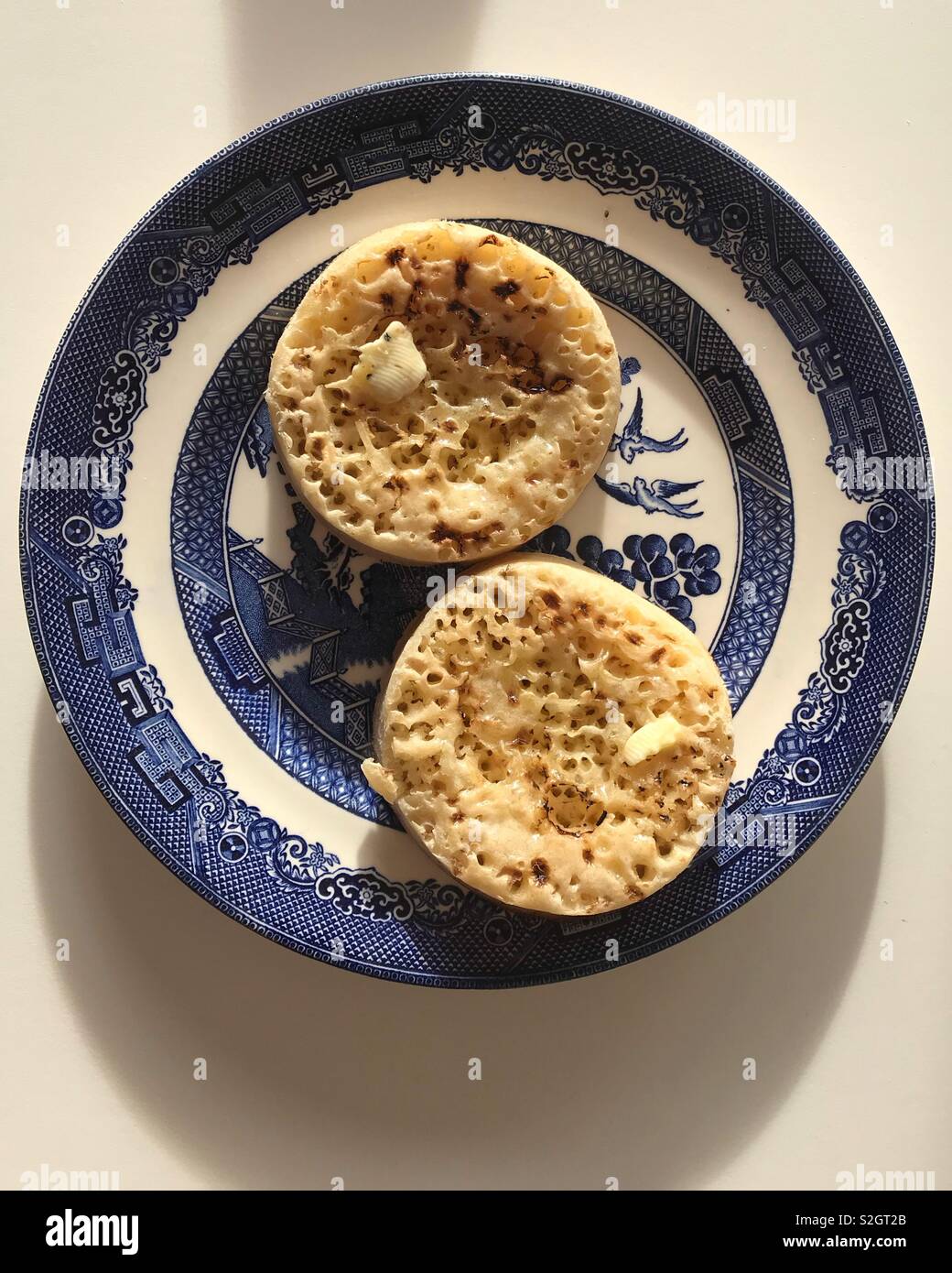 Crumpets in China Platte Stockfoto