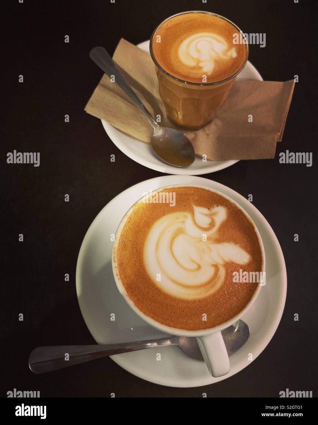Macchiato, flache weiße Stockfoto
