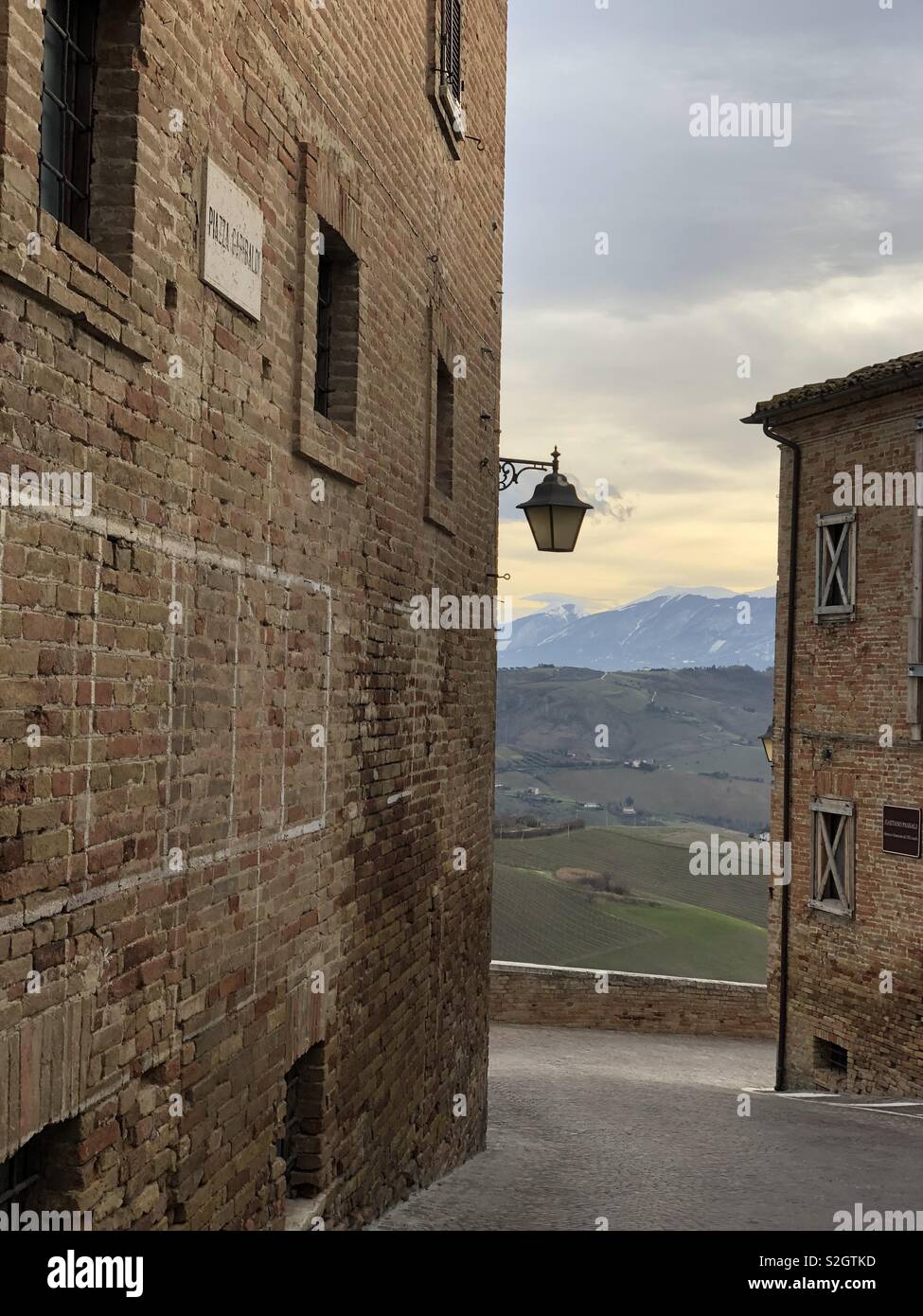 Blick über die Sibillinischen Berge aus dem alten Dorf Cossignano, Region Marken, Italien Stockfoto