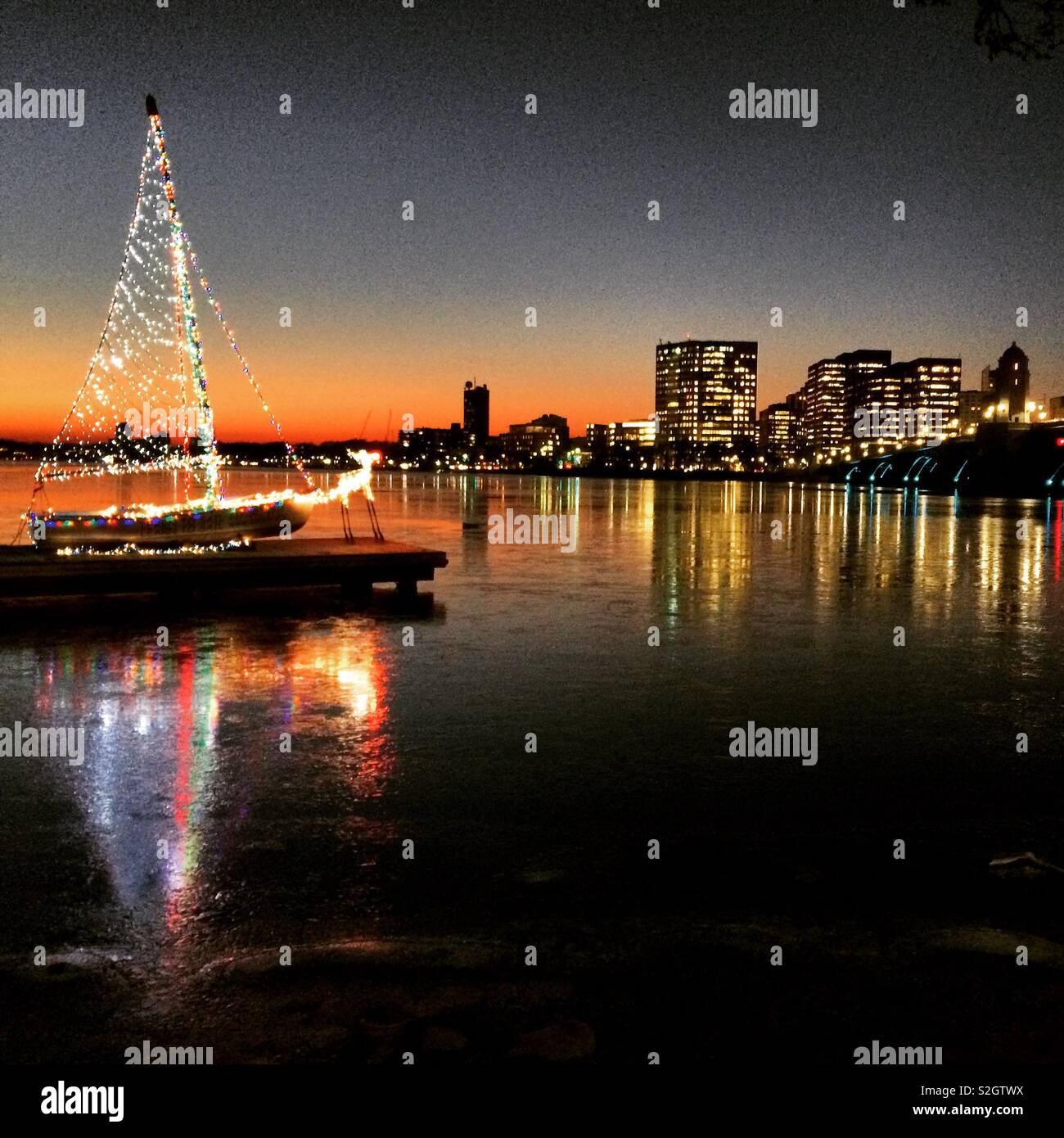 Blick von der Esplanade in Boston über den teilweise zugefrorenen Charles River in Cambridge, Massachusetts, United States Stockfoto