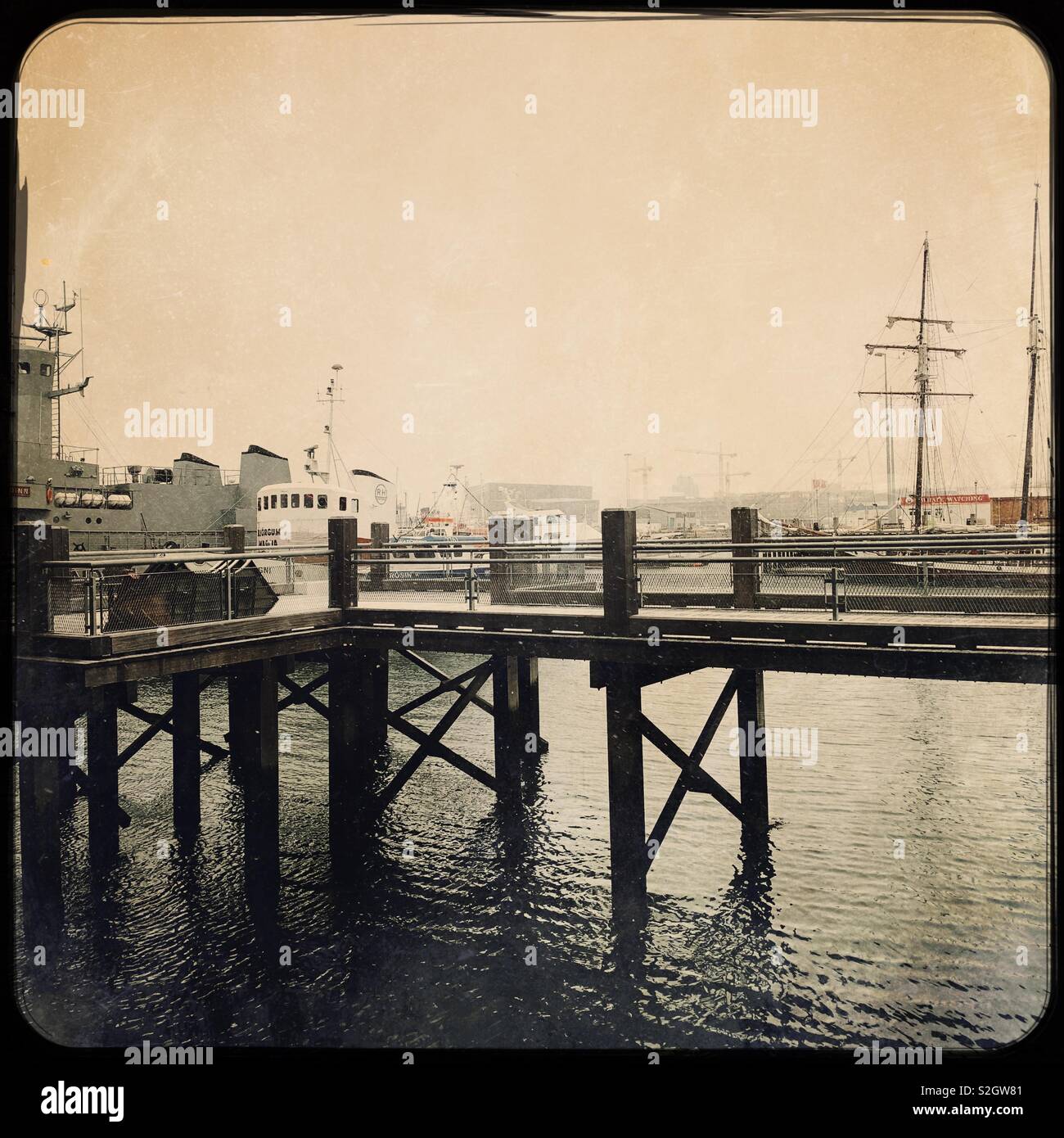 Ein Blick zurück in der Zeit - Reykjavík Hafen. - Smartphone-aufgenommenes Stockfoto