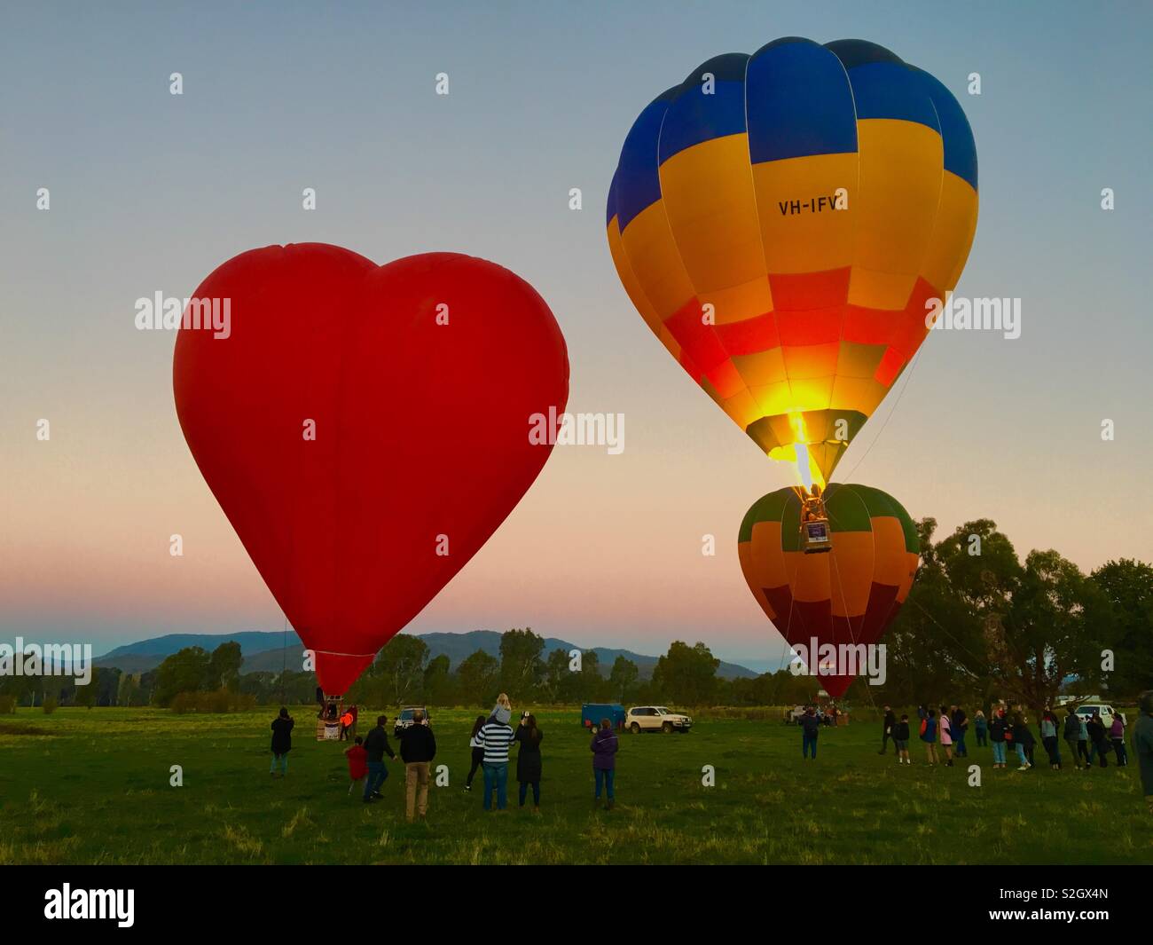 Heißluftballons in der Dämmerung im Land Victoria Australien Stockfoto