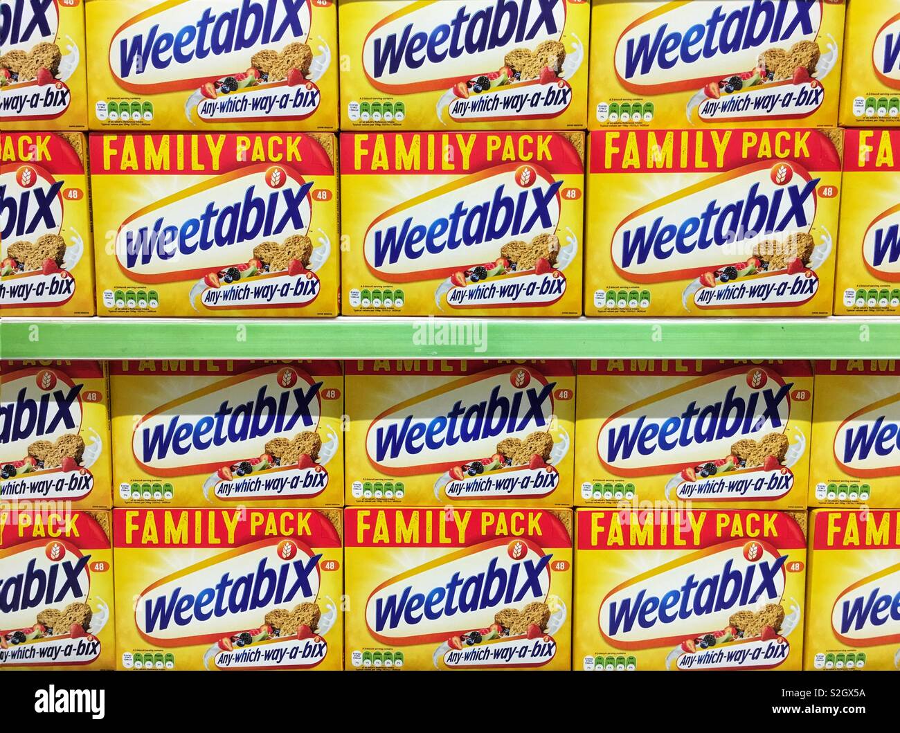Supermarkt Regale gefüllt mit Familie Packs der beliebten Frühstück Müsli, Weetabix. Stockfoto