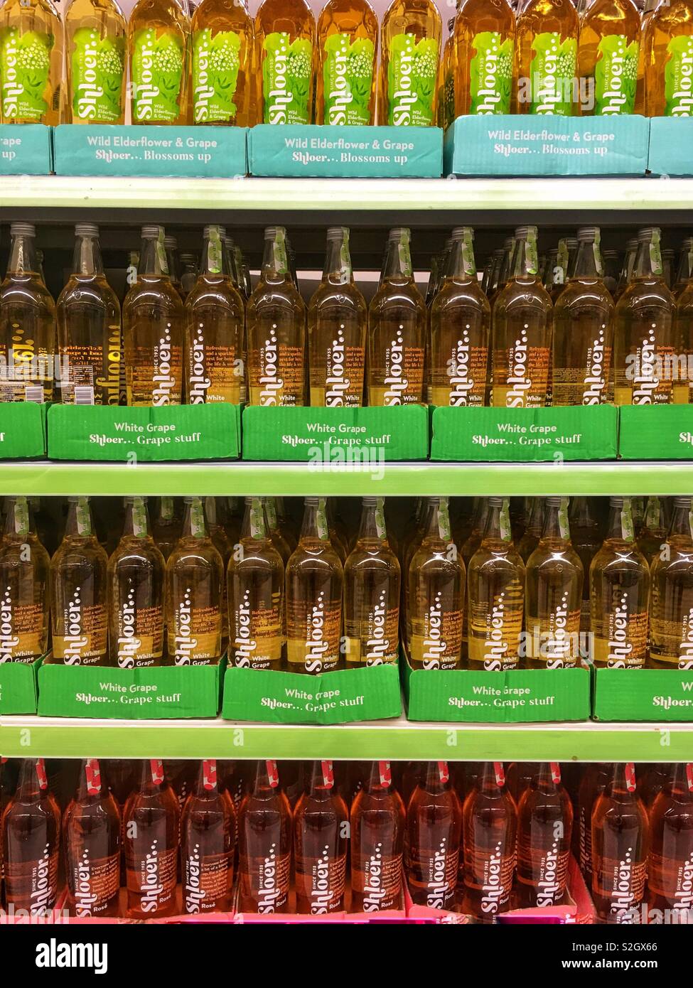 Asda Supermarkt Regale mit Flaschen von verschiedenen Sorten von Shloer Getränken gefüllt. Stockfoto