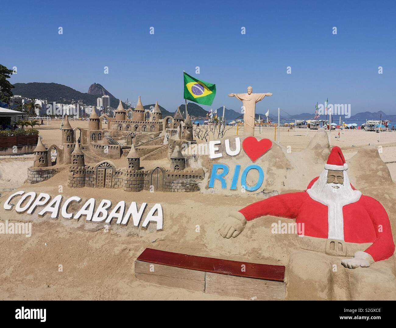 Santa Claus am Strand von Copacabana in Rio Stockfoto