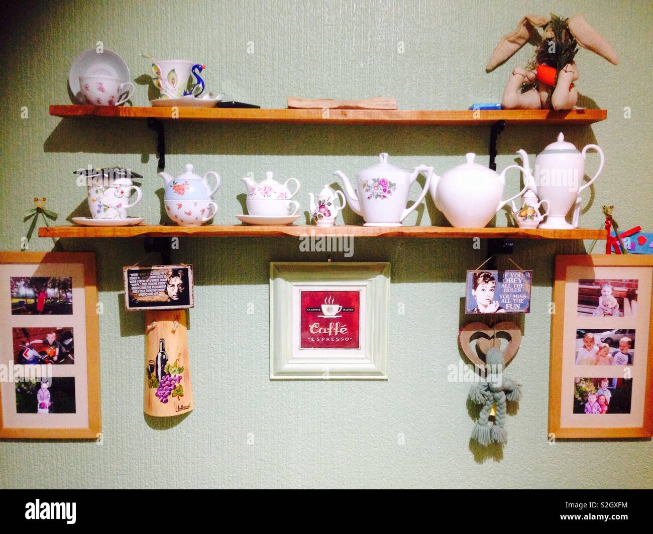 Dekorative Regale mit skurrilen Objekte auf eine Küche Wand Stockfoto
