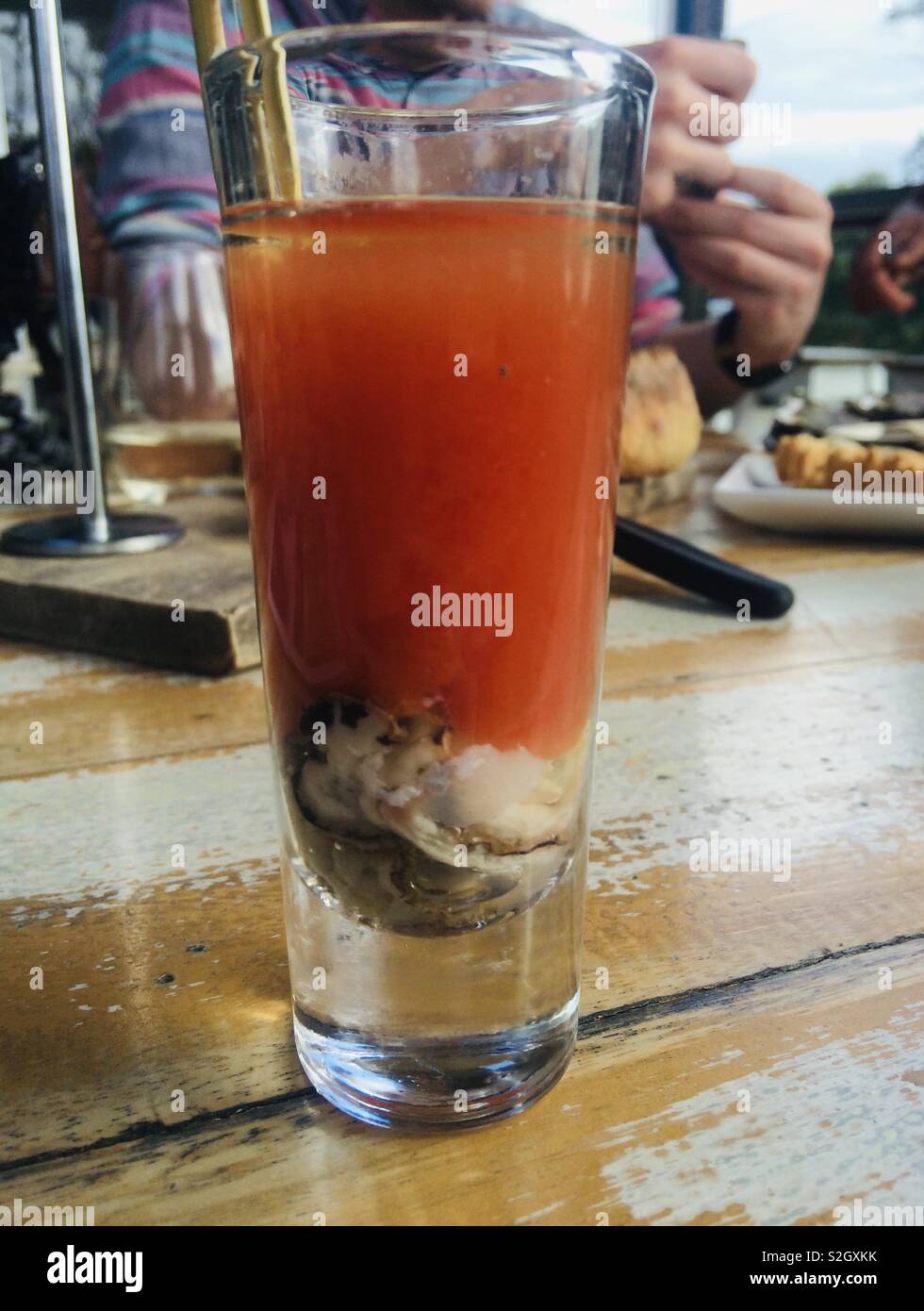 Ein "mini Mary" Bloody Mary Schuß mit einer Auster. Stockfoto