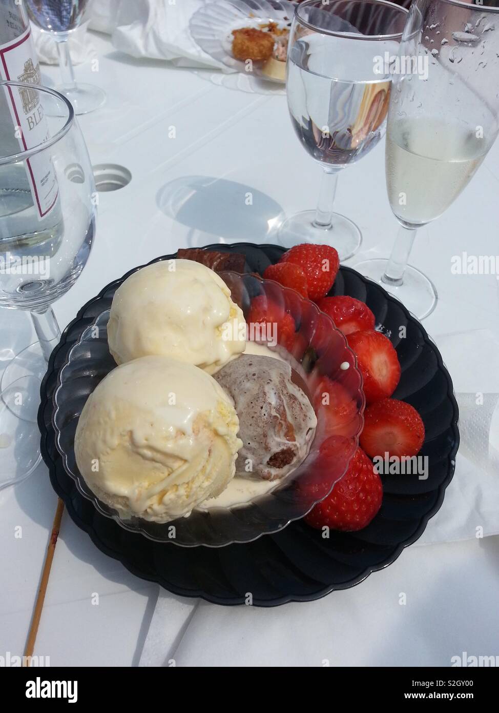 Gutes Essen Momente: hausgemachtes Eis in ein Oxford College mit Champagner und Erdbeeren im heißen Juni Sonnenschein und serviert ein Oxford Garden Party. - Smartphone-aufgenommenes Stockfoto