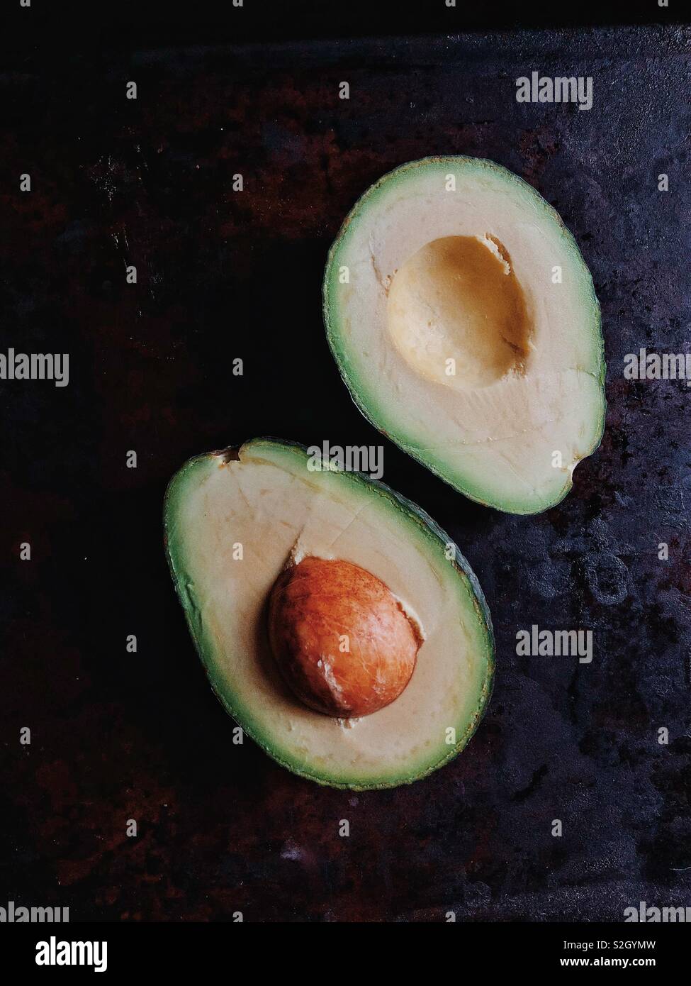 Einfache leben von Avocado in Low Key Stockfoto