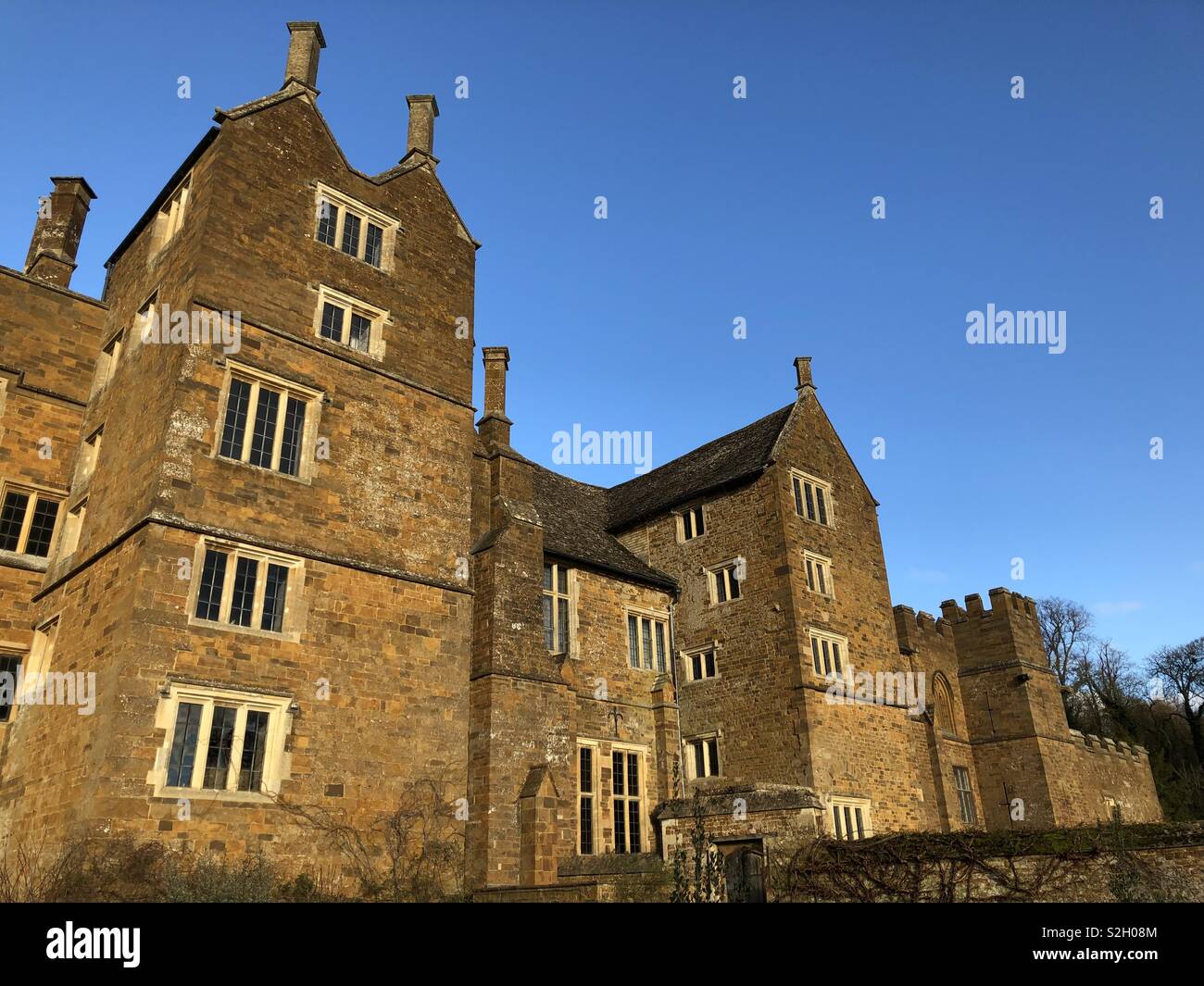 Broughton Schloss Süd vorne im Bild vor einem strahlend blauen Himmel am späten Winter am Nachmittag. Stockfoto