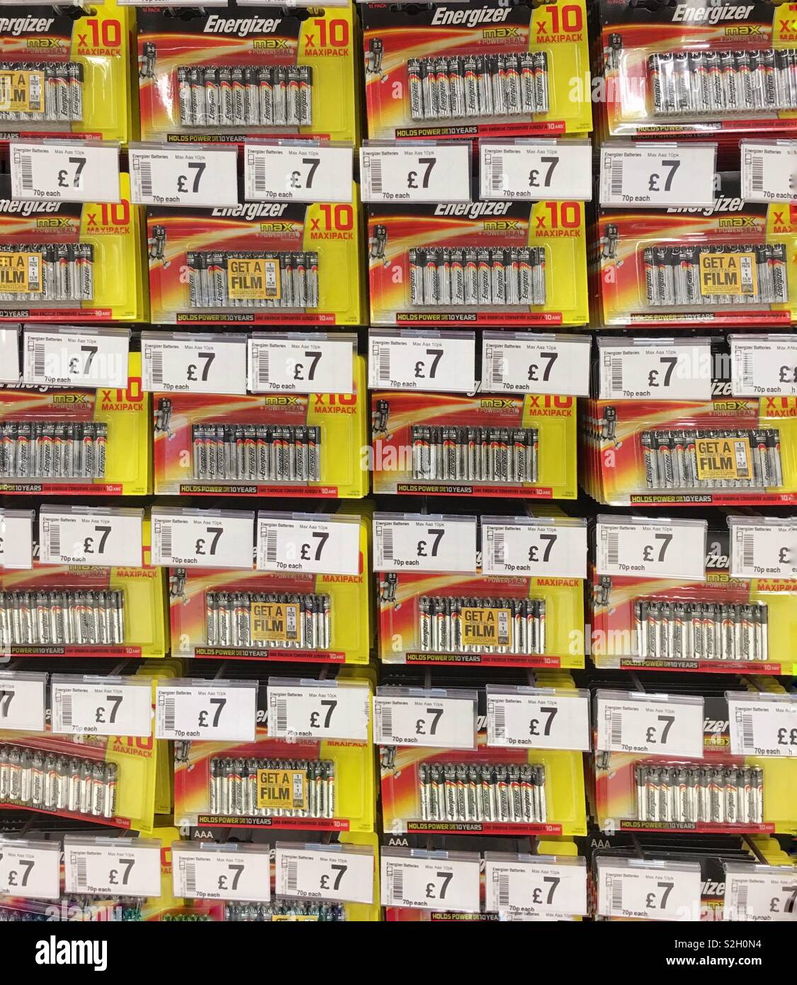 Eine Anzeige der verschiedenen Größen von Energizer Batterien in einem Supermarkt, alle Packs zu einem Preis von 7 £ Sterling (GBP) Stockfoto