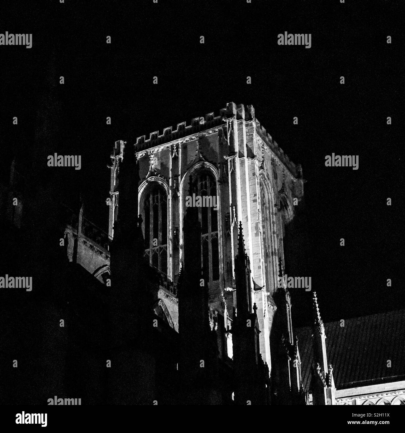 Central Tower Münster von York in der Nacht in Schwarz und Weiß Stockfoto