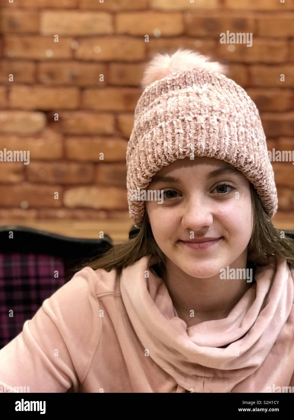Cool 12 jährige Mädchen im Cafe. Glasgow. Schottland. UK. Stockfoto
