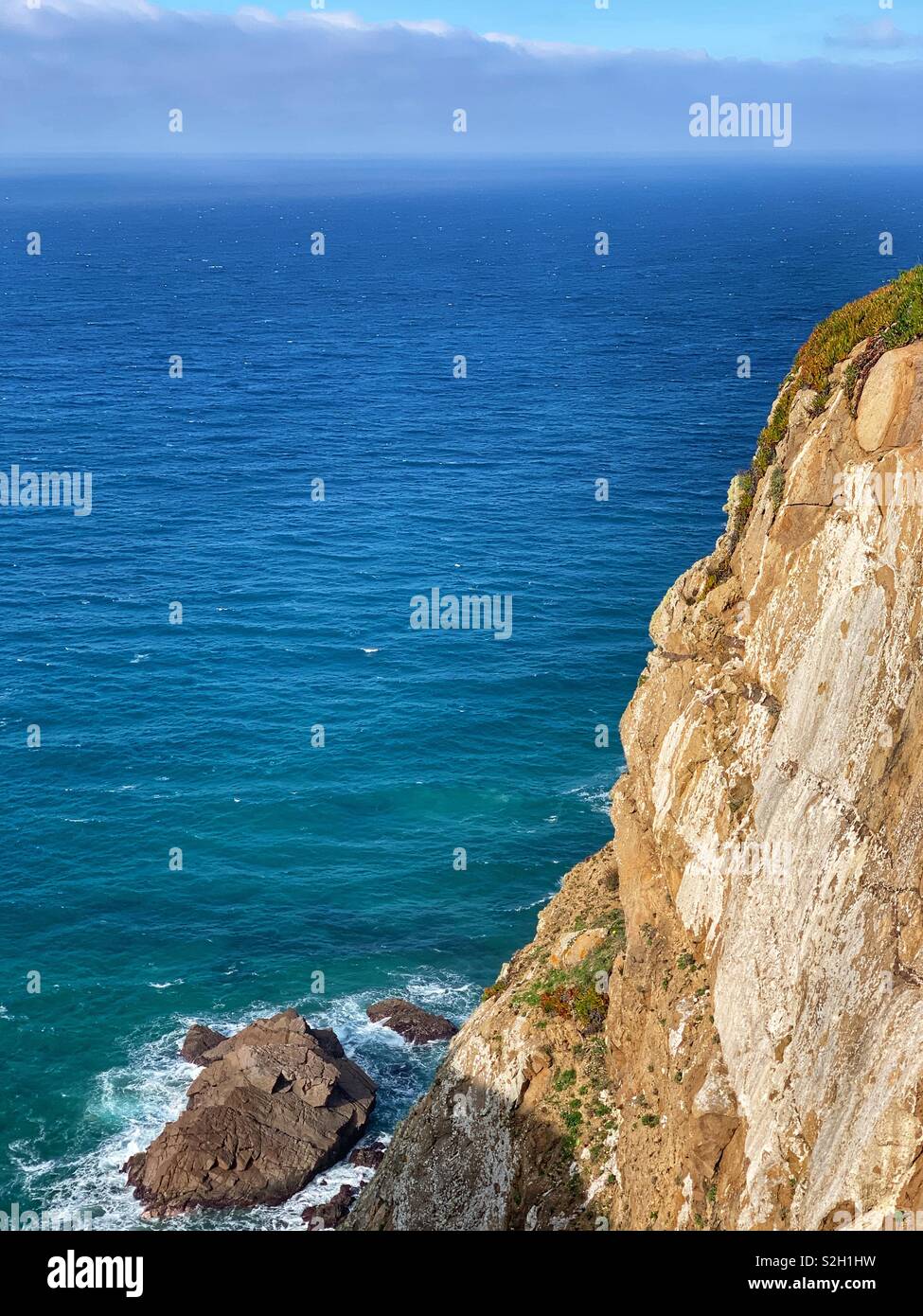 Dramatische Klippen am Kap Roca, Portugal. Dezember 2018 Stockfoto