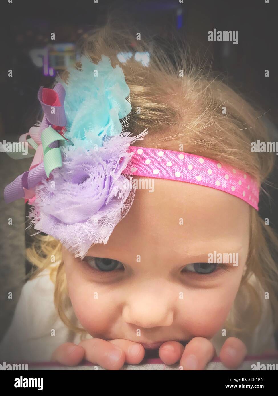 Kleinkind tragen eine Blume Kopfbügel Stockfoto