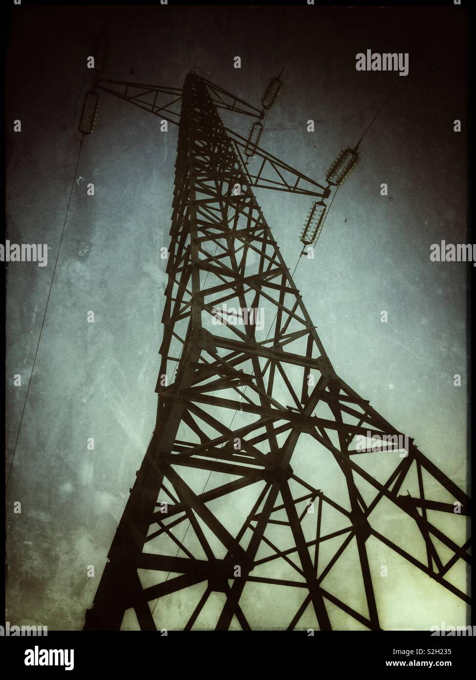 Strom pylon gegen die untergehende Sonne, Katalonien, Spanien. - Smartphone-aufgenommenes Stockfoto