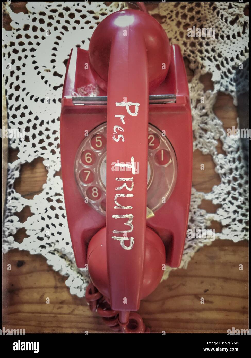 Vintage red Handy mit Pres Trumpf auf den Receiver am Toeka Windmeul Stoor in der Nähe von Paarl, Südafrika geschrieben. Stockfoto