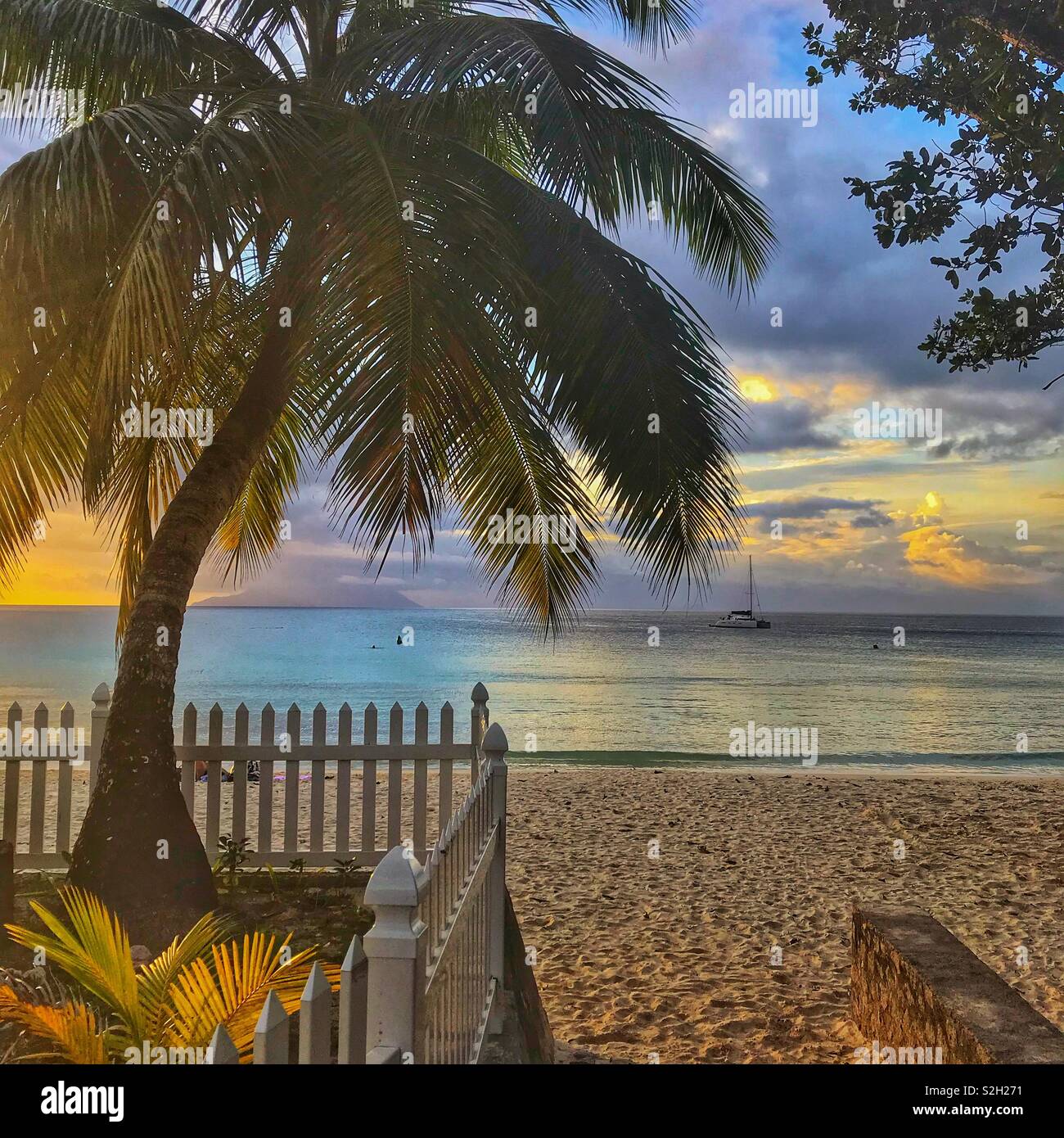 Spektakuläre Abend Himmel bei Beau Vallon Beach Insel Mahe, Seychellen. Stockfoto