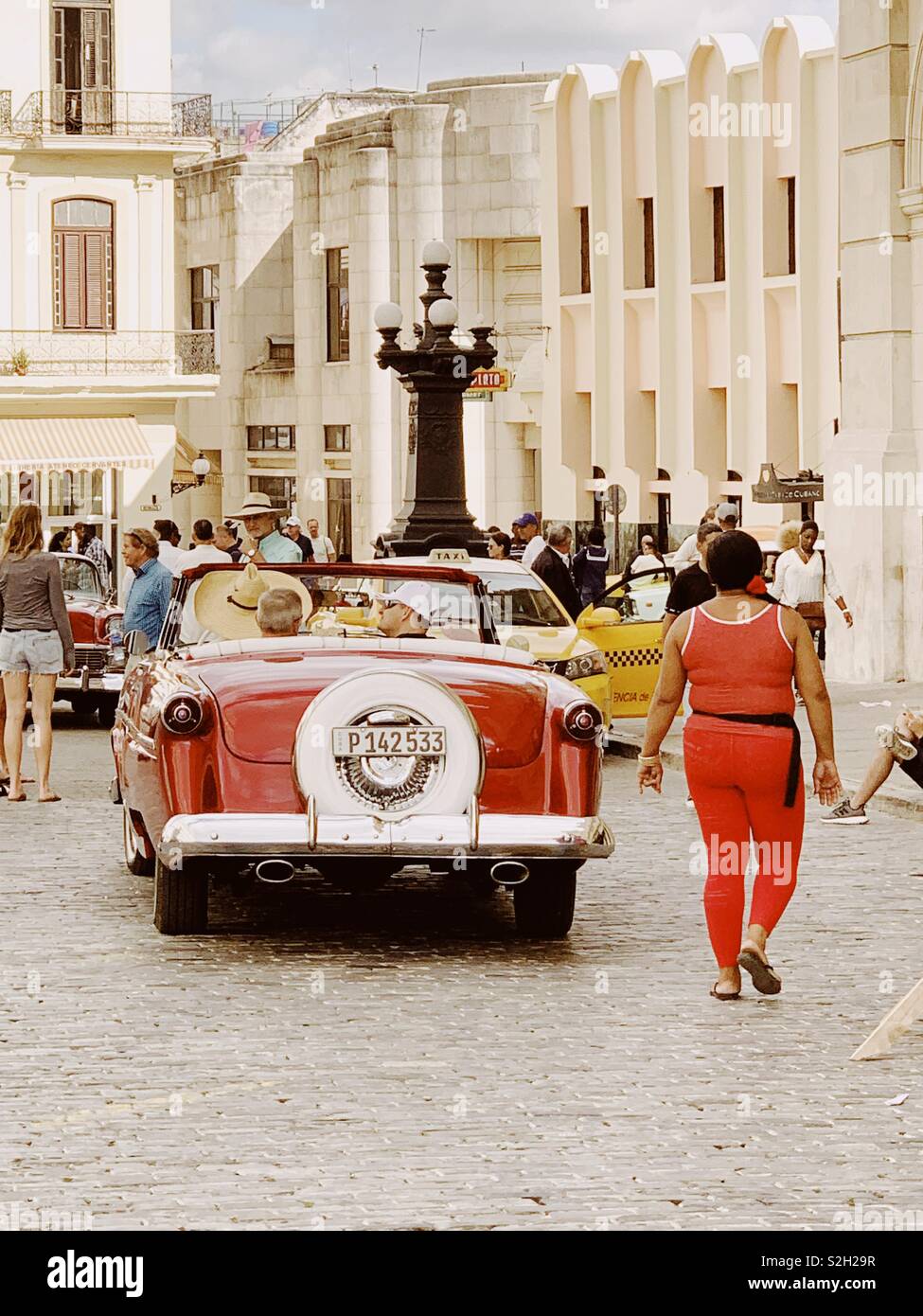Altes Auto und die Altstadt von Havanna Kuba. Januar 2019 - Smartphone-aufgenommenes Stockfoto