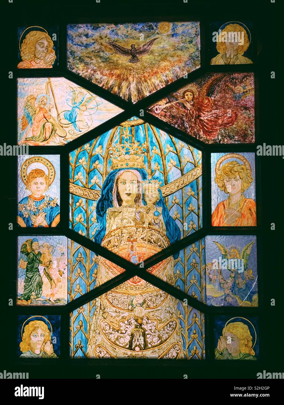 Kirchenfenster von Kirche in Lissabon Portugal - Smartphone-aufgenommenes Stockfoto