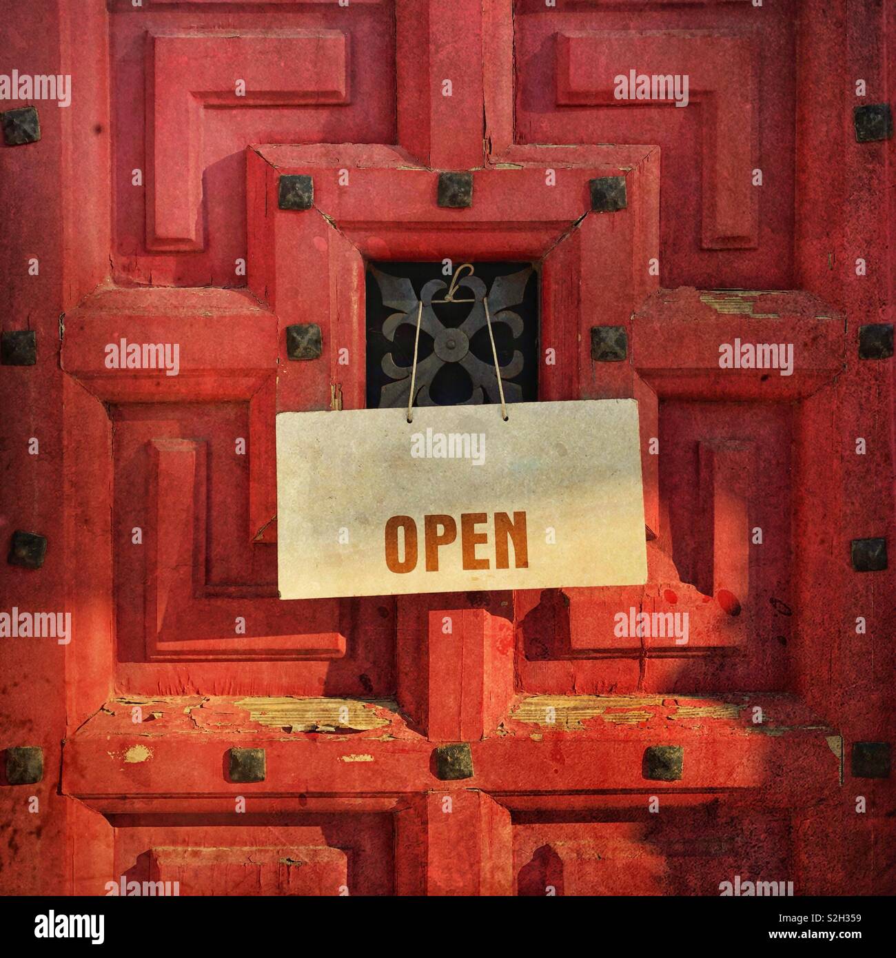 Zeichen auf einem roten hölzernen Tür öffnen Stockfoto
