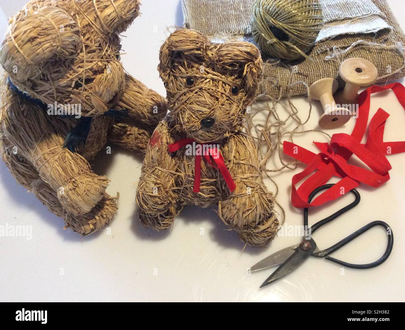 Handgemachte Teddys aus Stroh und packthread Stockfoto