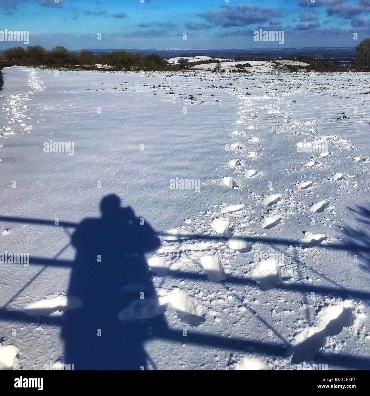 Schatten eines Menschen lehnte sich auf ein Tor Stockfoto