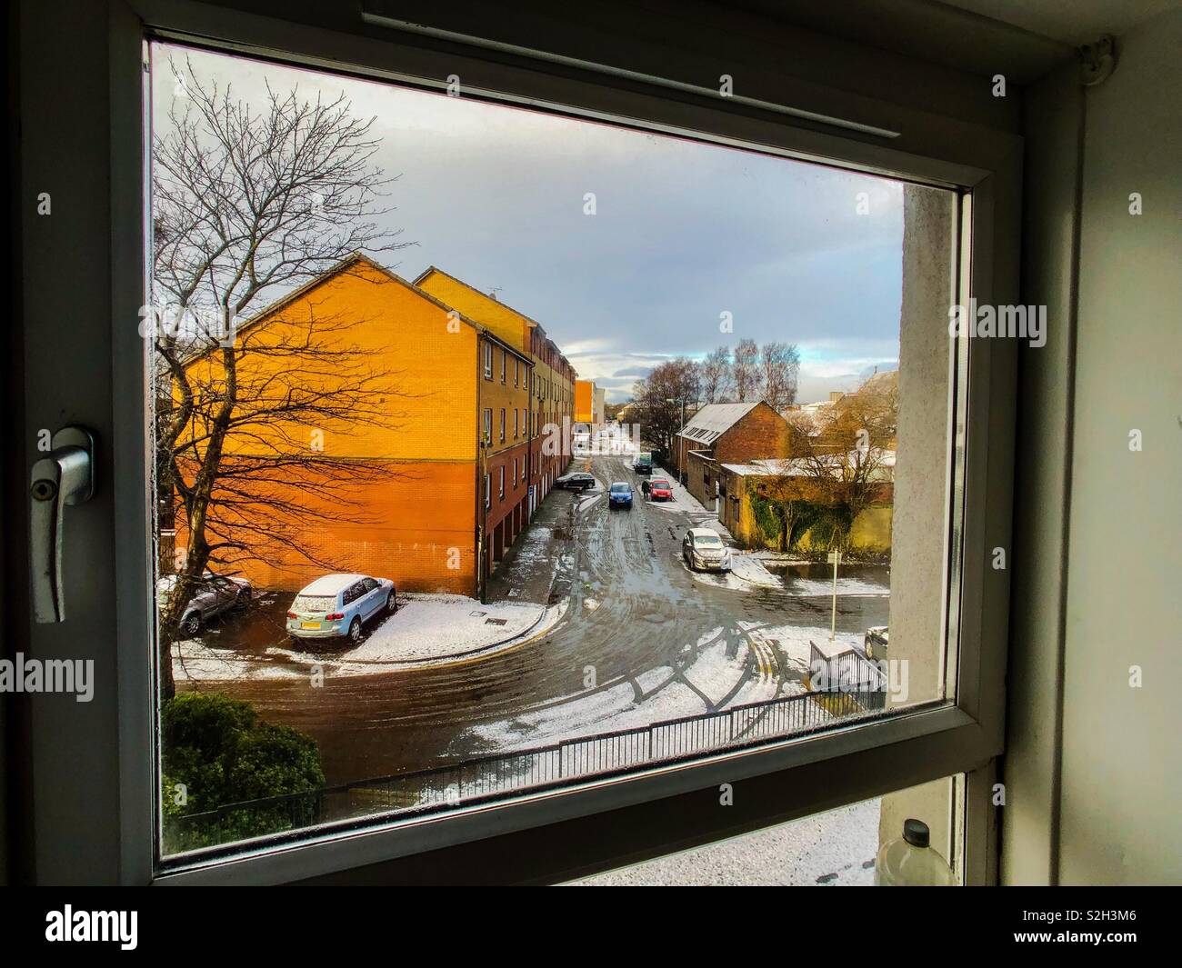 Blick von flachem Fenster an einem Wintermorgen. Glasgow. Schottland. UK. - Smartphone-aufgenommenes Stockfoto