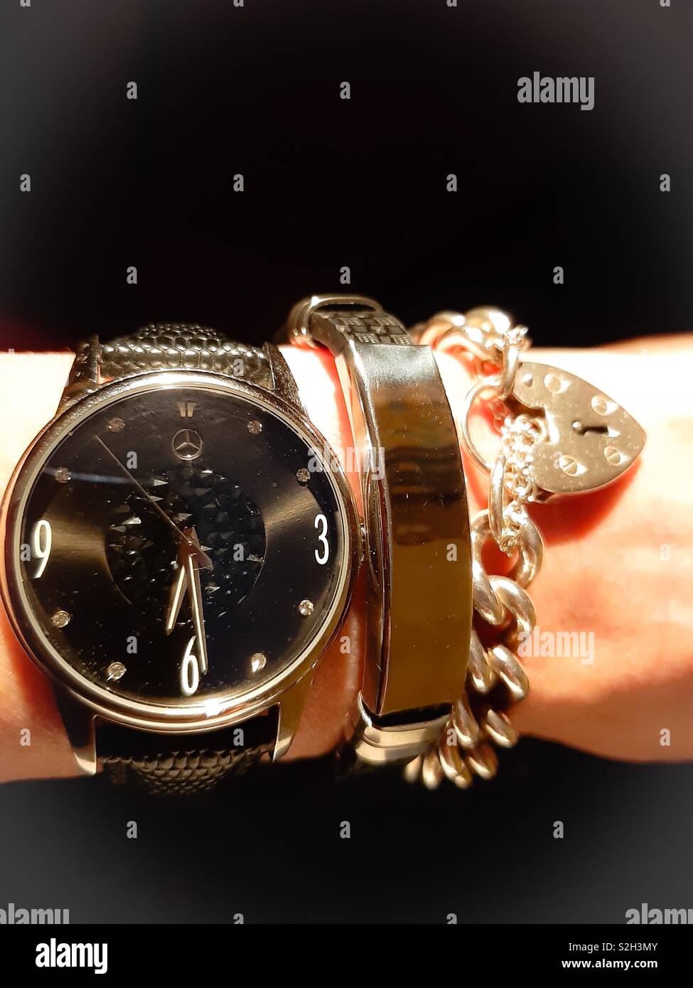 Schöne Trio. Mercedes Uhr mit einem Dubai Armband und eine echt Silber Armband. Stockfoto