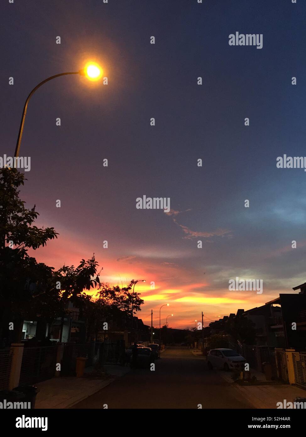 Nach Sonnenuntergang nach dem Umzug in ein neues Haus. - Smartphone-aufgenommenes Stockfoto