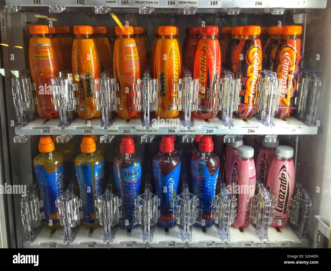 Lucozade Flaschen in einem Automaten. - Smartphone-aufgenommenes Stockfoto
