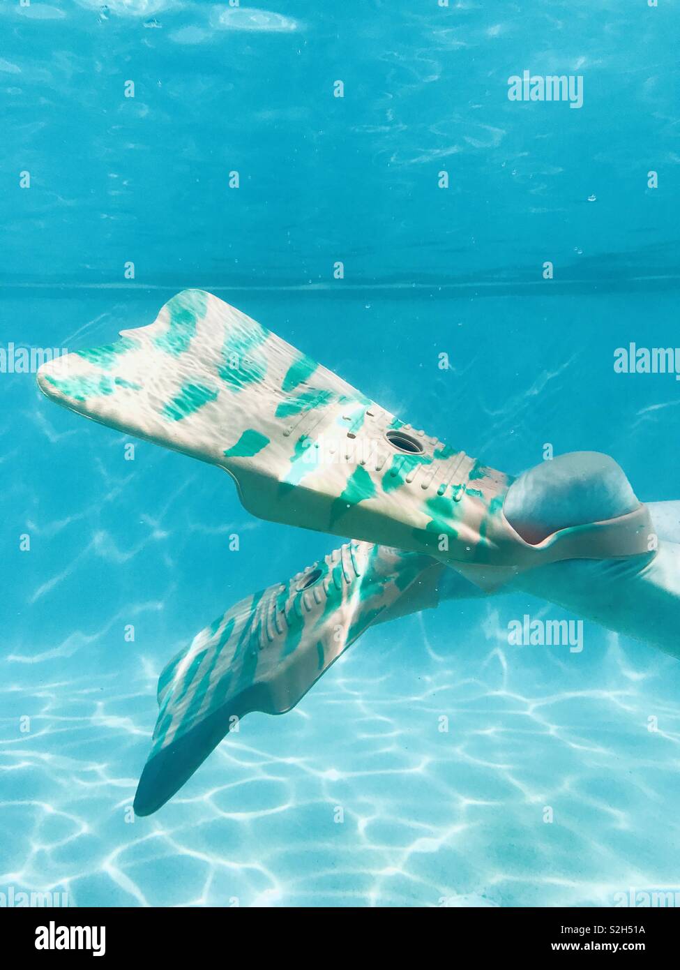 Eine Frauen Schwimmen unter Wasser tragen Flossen schwimmen. Fidschi. Stockfoto