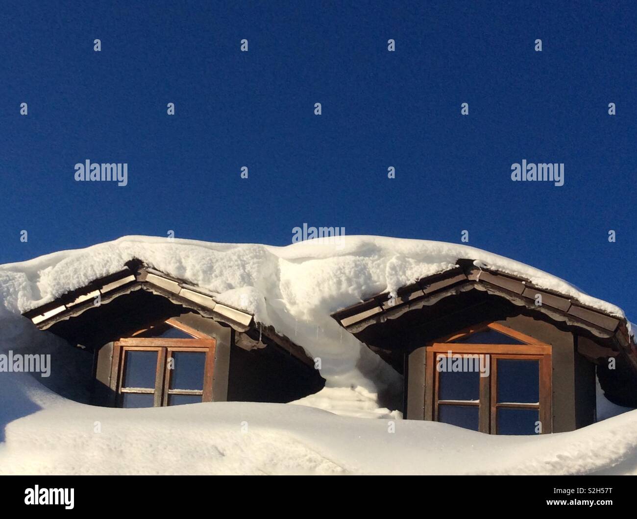 Dachfenster von Schnee bedeckt nach starker Schneefall, Bayern, Deutschland, Europa Stockfoto