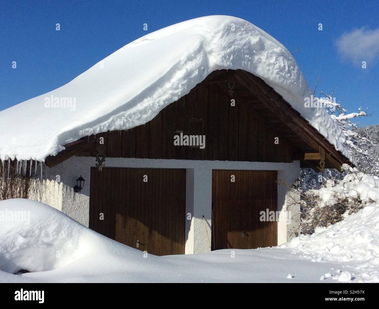 Front- und Dach einer Garage Gebäude mit viel Schnee im Winter, Bayern, Deutschland, Europa Stockfoto