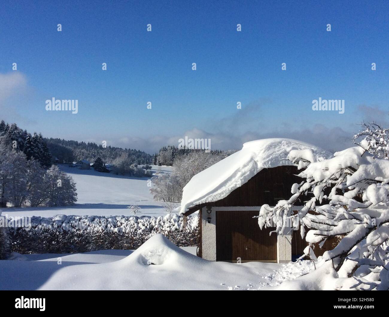 Winterlandschaft und Garage Gebäude mit viel Schnee, Bayerischer Wald Rusel bedeckt, in der Nähe von Deggendorf, Niederbayern, Deutschland, Europa Stockfoto