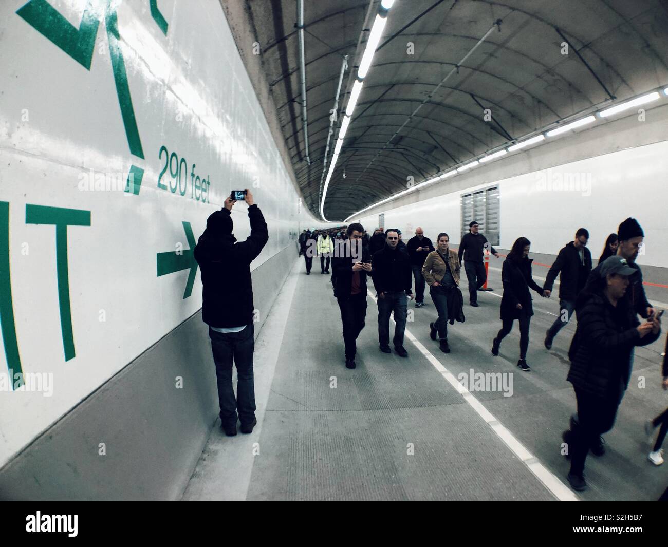 Seattleites wandern durch SS 99 Tunnel, bevor es für Pkw geöffnet wird Stockfoto