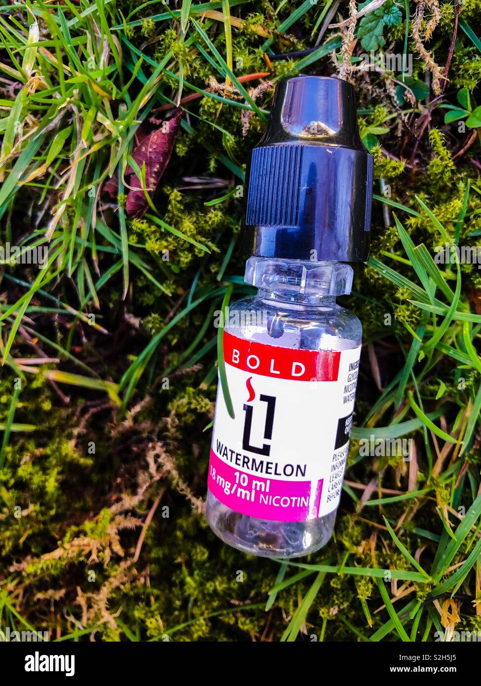 Verworfen vape Flüssigkeit aus der Flasche. Stärke 18 mg/ml. Watermelon Geschmack. Glasgow. Schottland. UK. Stockfoto