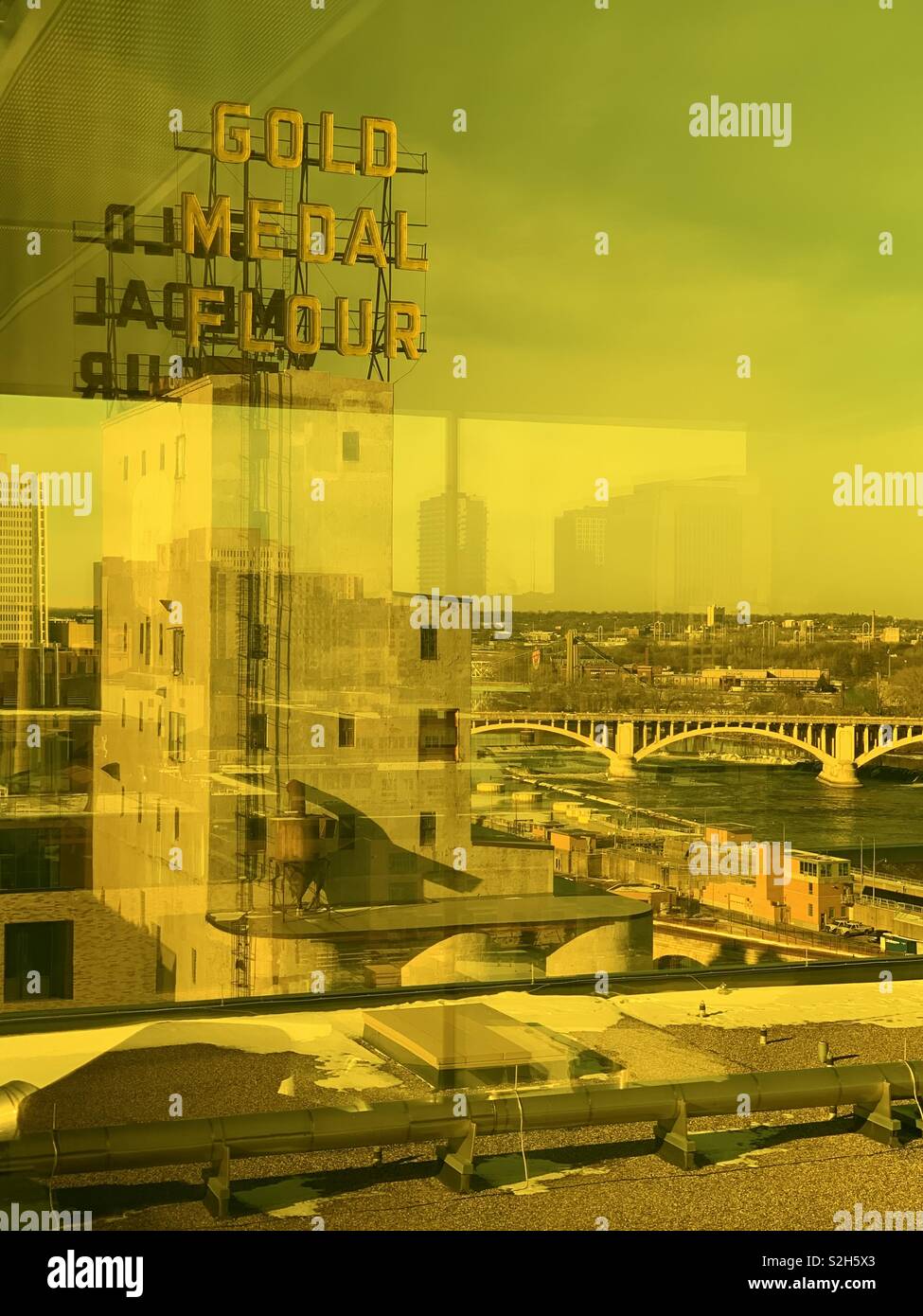 Blick auf die Goldmedaille Mehl Gebäude aus Die gelbe Etage des Guthrie Theater in Minneapolis Minnesota Dezember 2018 Stockfoto
