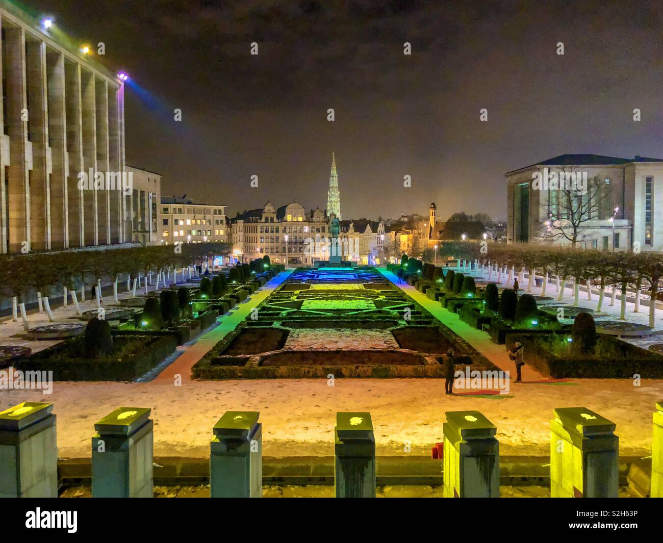 Mont des Arts in Brüssel, Belgien, als in der Nacht im Januar 2019 gesehen, mit den bunten Lichtern auf den Garten, und einen Blick über die Altstadt - Smartphone-aufgenommenes Stockfoto