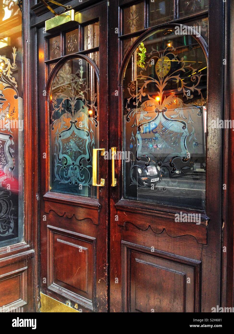 Eingang zum Albert, Viktorianischen Pub, in der Nähe von Westminster, London, England, in dem die verzierten geätztem Glas windows Stockfoto