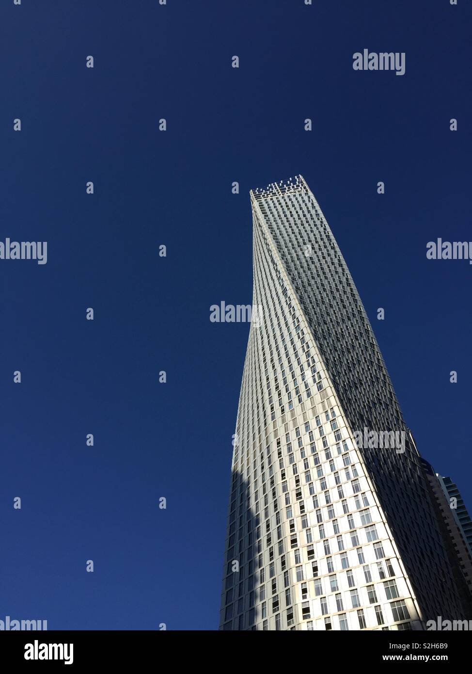 Cayan Tower in Dubai. Atemberaubende aus jedem Winkel. Stockfoto