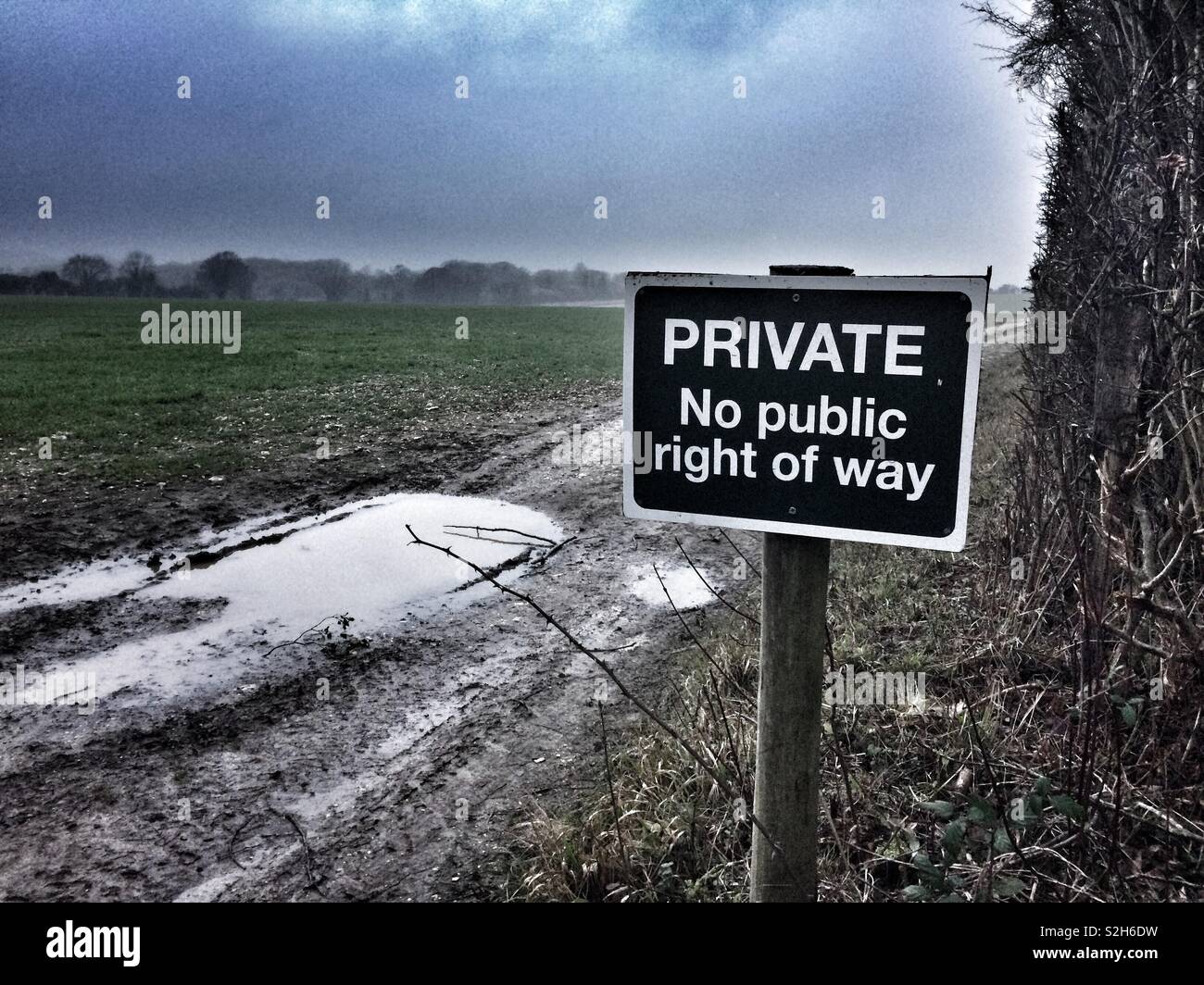 Private, keine öffentliche Vorfahrt Wegweiser auf Ackerland in Hampshire, England, Großbritannien - Smartphone-aufgenommenes Stockfoto