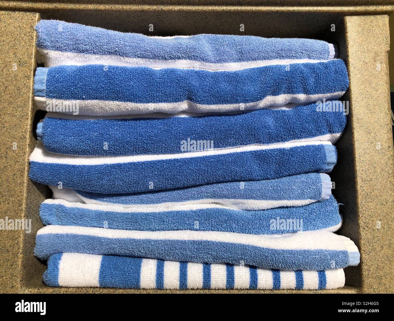 Ein Stapel von blauen und weißen Handtüchern - Smartphone-aufgenommenes Stockfoto