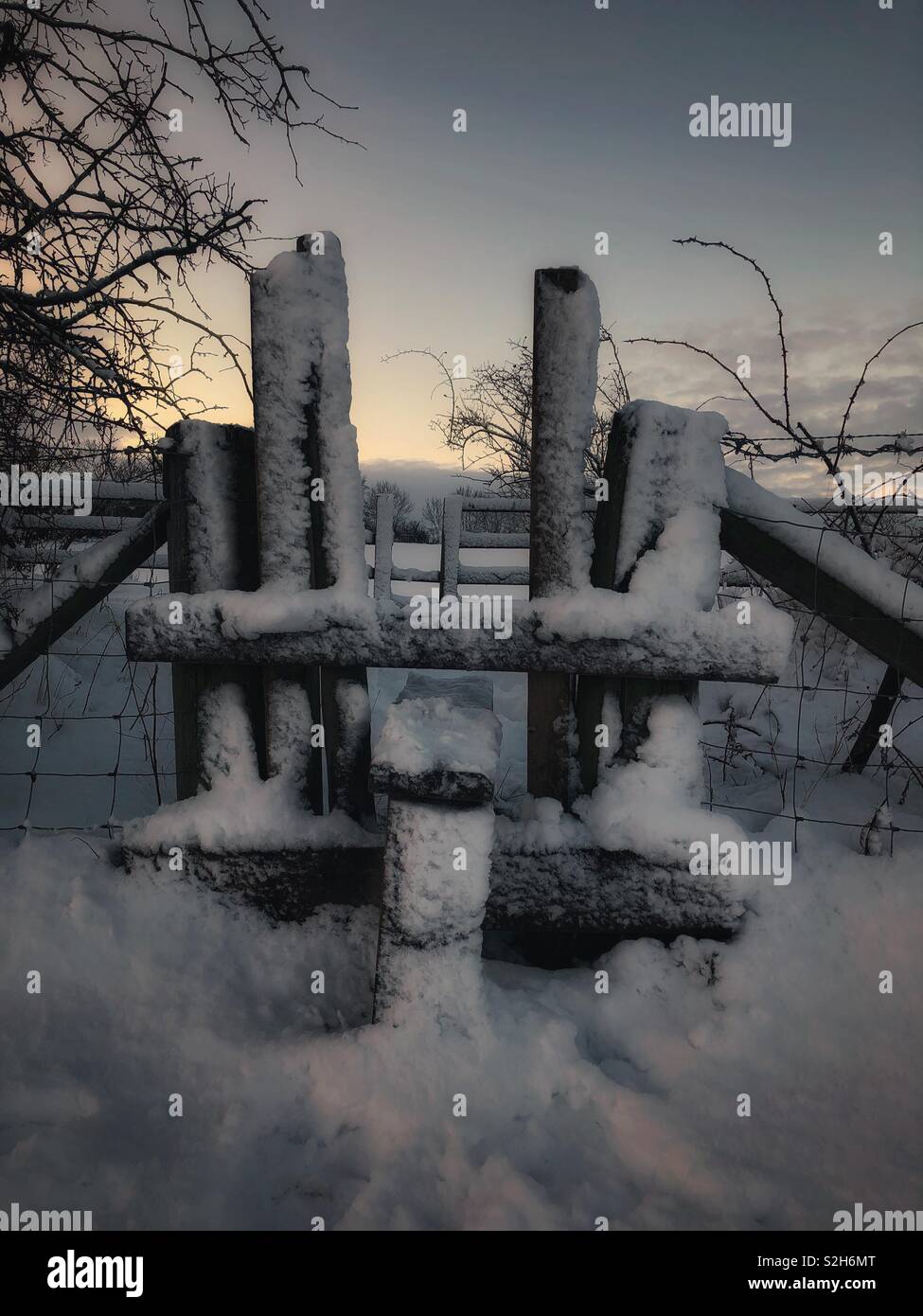 Holz- Stil im Schnee einen frühen Winter Tag abgedeckt. - Smartphone-aufgenommenes Stockfoto