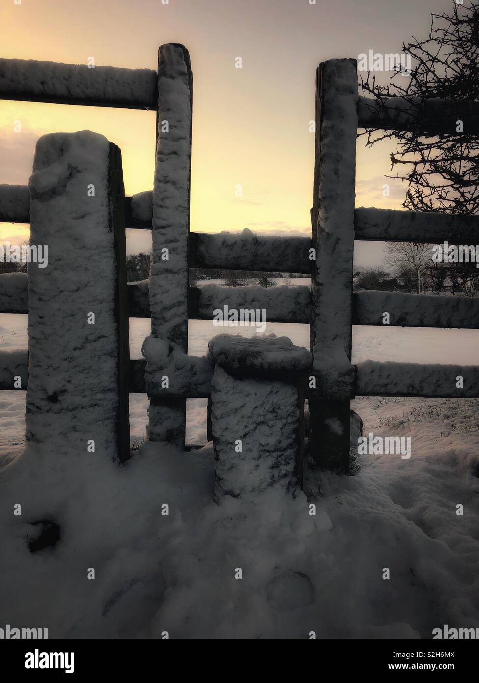 Holz- Stil im Schnee einen frühen Winter Tag abgedeckt. - Smartphone-aufgenommenes Stockfoto