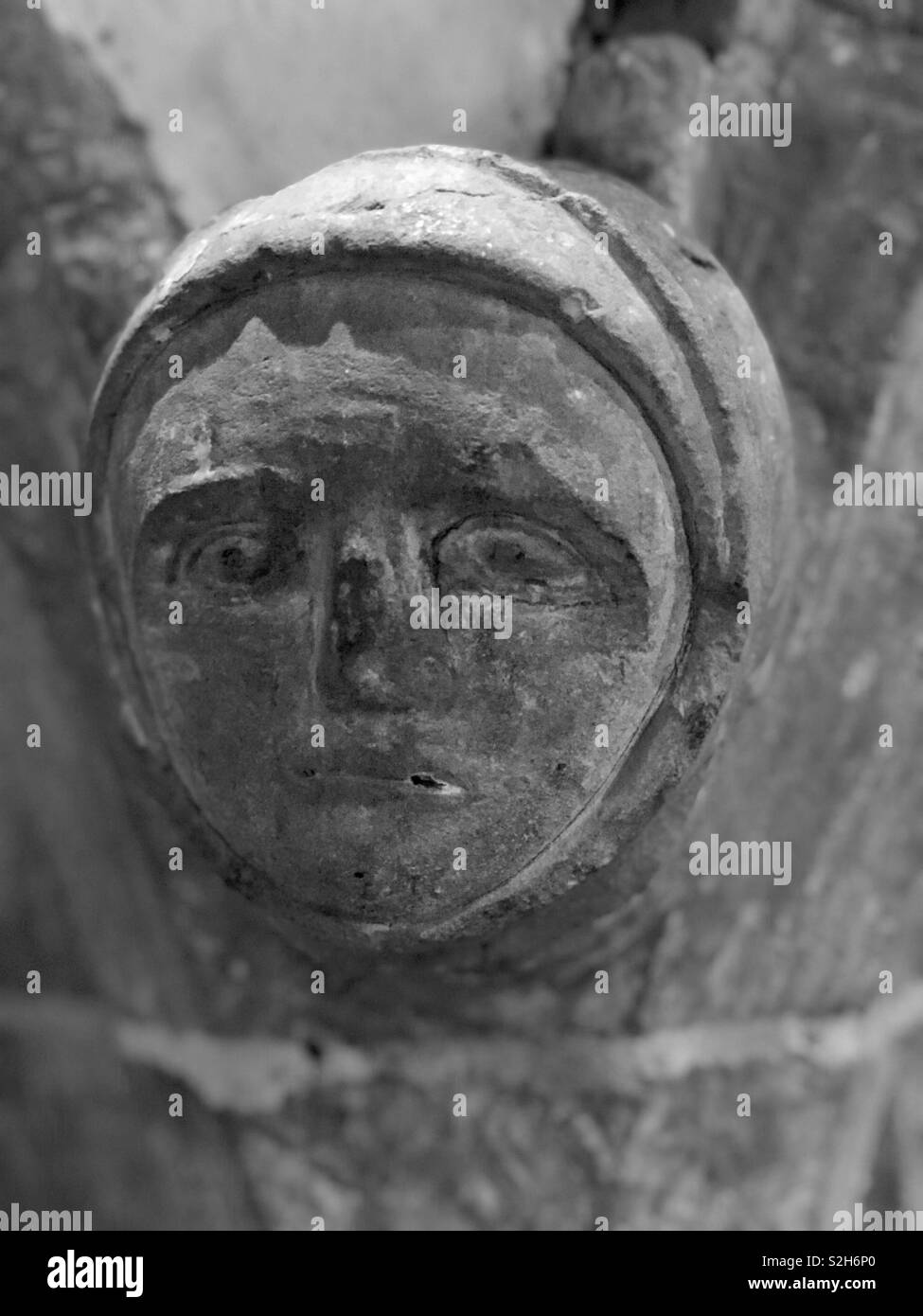 Eine traurige und Verschieben von 13. oder 14. Jahrhundert Skulptur wahrscheinlich die Reue und die Sünde und die Figur hat ein vergrößertes Auge eine offensichtliche Behinderung auch in Porträts von Edward 1 gesehen. Stockfoto