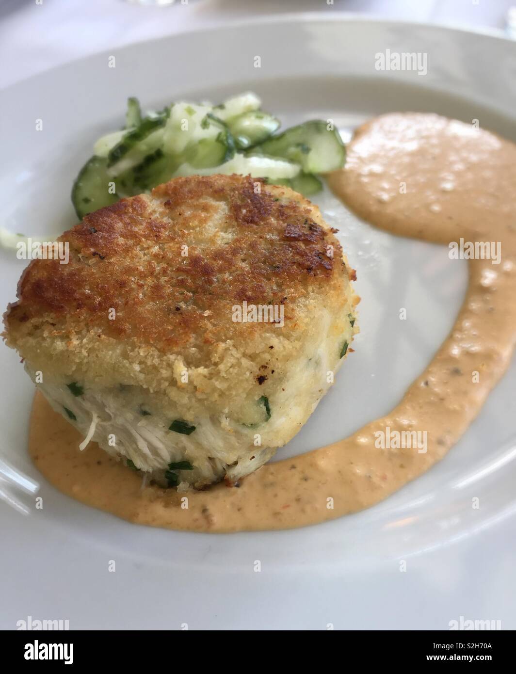 Präsentation von crabcake und Salat Vorspeise. Stockfoto