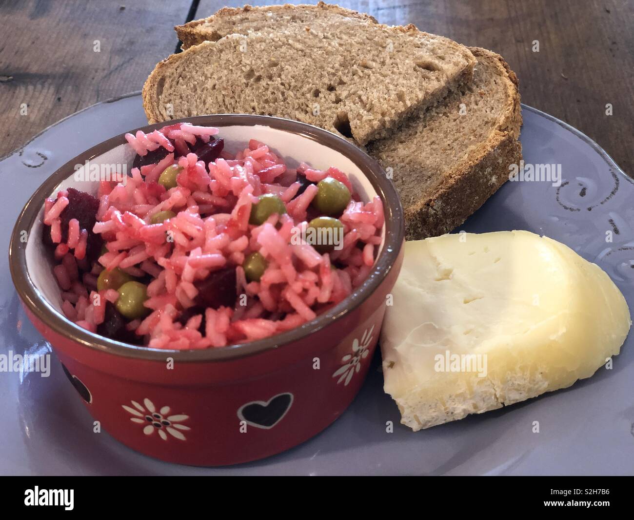 Mittagessen, Reis mit Rote Bete und Erbsen, gewürzt stracchino Käse und Brot Stockfoto
