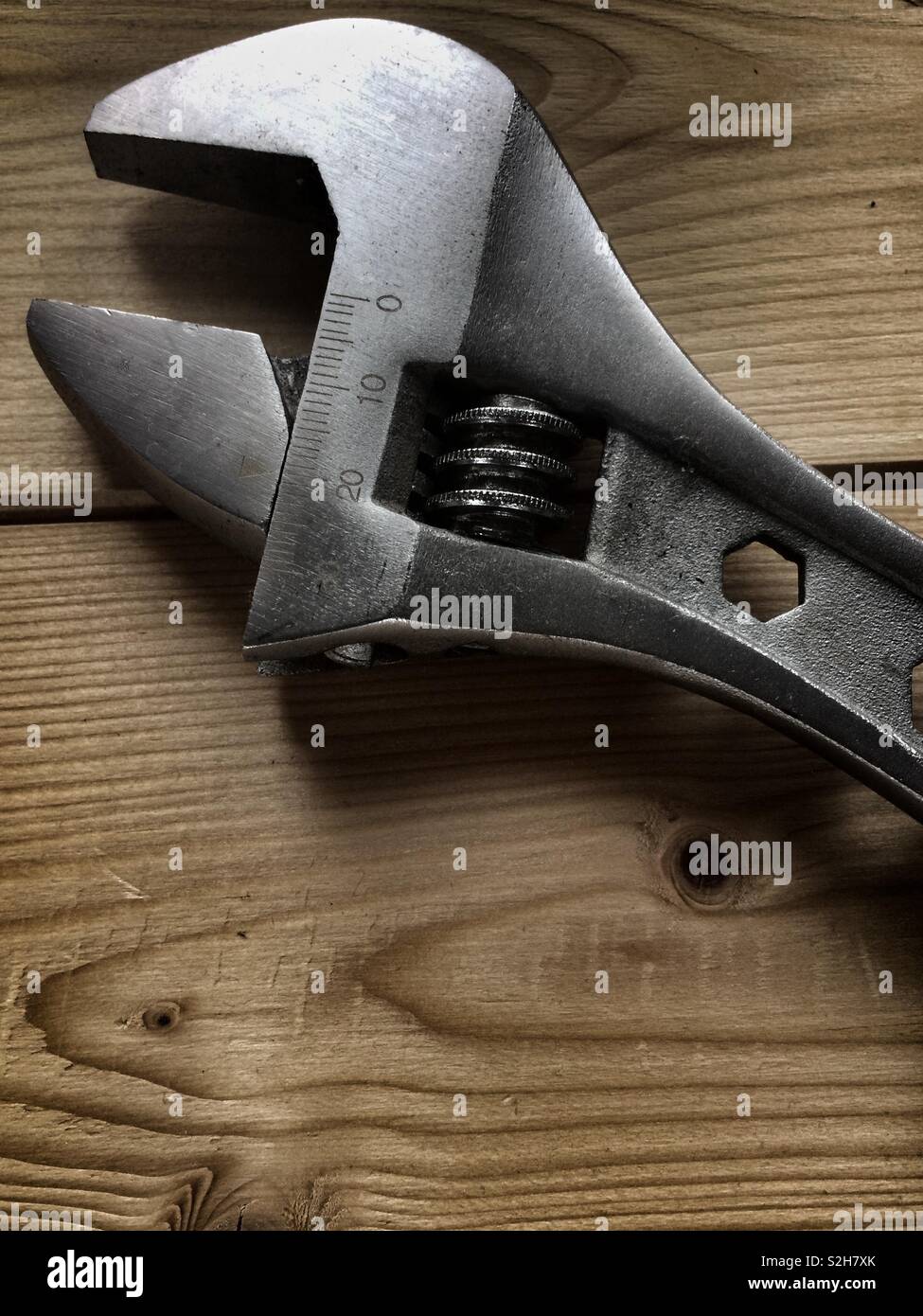 Schraubenschlüssel close-up mit Holz Hintergrund isoliert Stockfoto